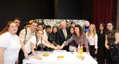 Menemenli oyuncular sahnede yıldızlaştı