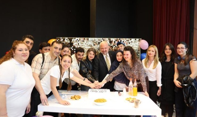 Menemenli oyuncular sahnede yıldızlaştı