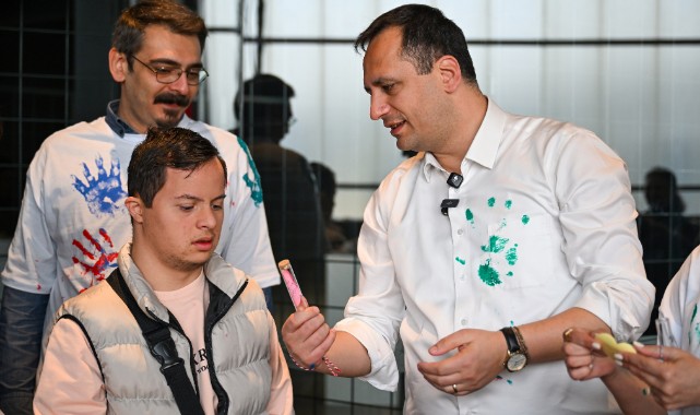 Minik eller doğaya umut ekti