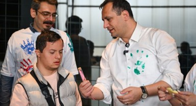 Minik eller doğaya umut ekti