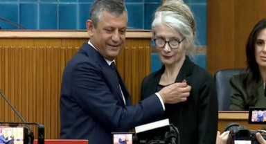 Rozetini Özel taktı: Emine Ülker Tarhan CHP'ye katıldı