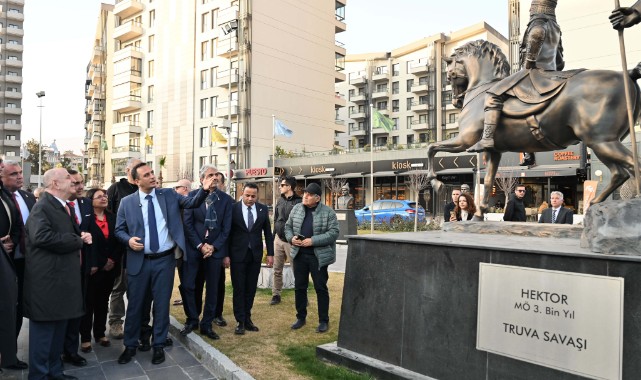 Ümit Özdağ'dan Başkan Eşki'nin hayata geçirdiği Abide-i Hürriyet Meydanı’na övgü