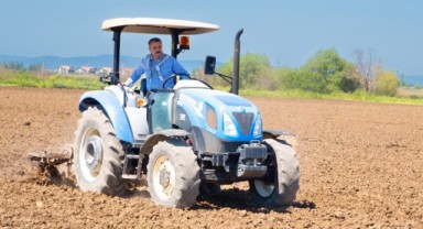 Başkan Kırgöz traktör başında: “Bereketli bir sezon olsun”
