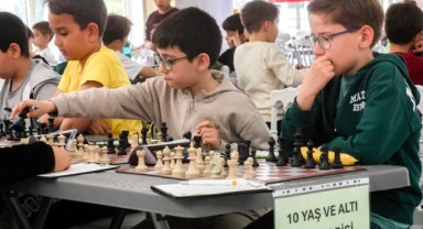 Bayraklı’da 23 Nisan Programları Çocukların Yoğun Katılımıyla Devam Ediyor