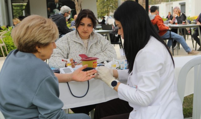 Bayraklı’da Sağlık Haftası’nda Sağlık Hizmeti Vatandaşla Buluştu