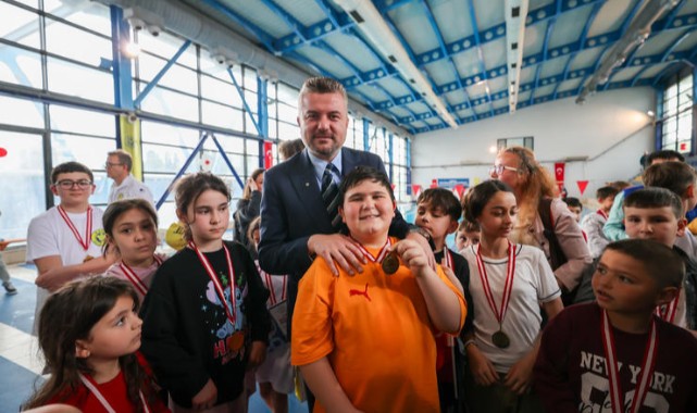 Buca’da 23 Nisan coşkusu havuza taşındı