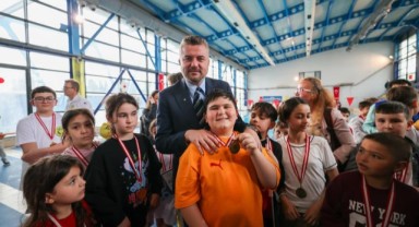 Buca’da 23 Nisan coşkusu havuza taşındı