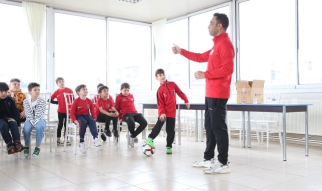 Çiğli’de Geleceğin Futbolcuları Bilimsel ve Çok Yönlü Yetişiyor