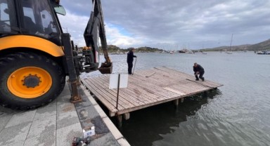 Foça’da İskeleler Yaza Hazırlanıyor