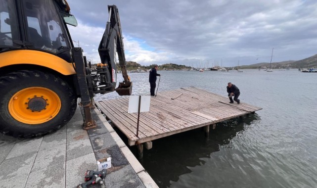 Foça’da İskeleler Yaza Hazırlanıyor