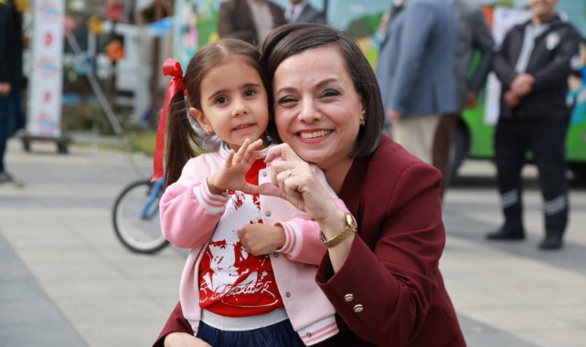 Karabağlar'da Çocuk Şenliği tüm ilçeyi sardı