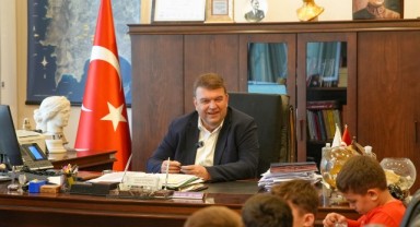 Seferihisar’da 23 Nisan coşkusu: Başkanlık koltuğu çocuklara emanet