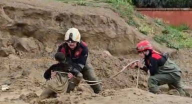 Torbalı'da çamura saplanan iki çocuğu itfaiye kurtardı