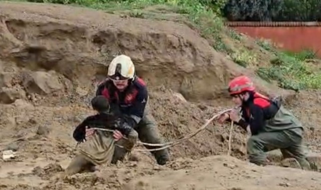 Torbalı'da çamura saplanan iki çocuğu itfaiye kurtardı