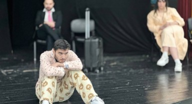 Üniversiteliler tiyatroda buluştu