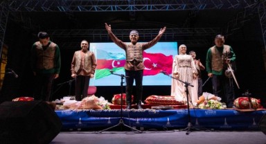 40 yıllık kardeşlik şarkılarla kutlandı