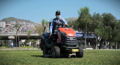 Bayram öncesi İzmir’in parklarında yoğun bakım mesaisi