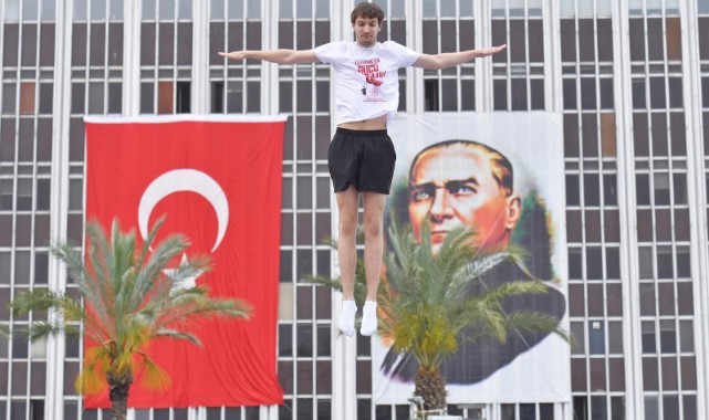 İzmir’de 19 Mayıs coşkusu tüm kenti sardı