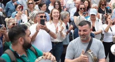 Kemeraltı’nda şenlik başladı: Başkan Mutlu’ya esnaf ve vatandaştan teşekkür