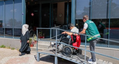 Konak’ın ‘Engelsiz Servis’i yüzleri güldürmeye devam ediyor