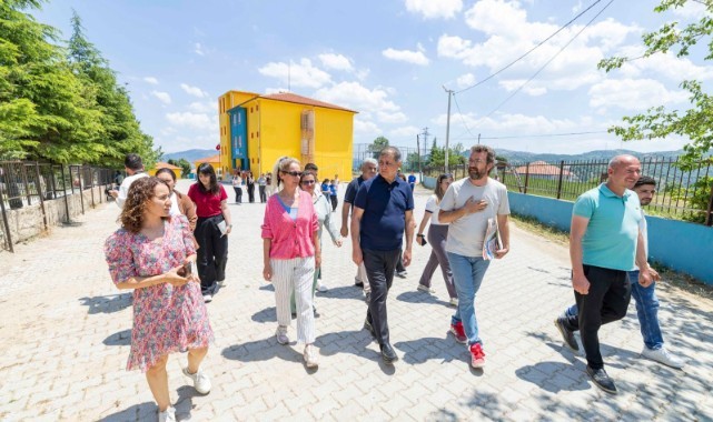 Başkan Tugay’dan Kirazlı çocuklara karne hediyesi