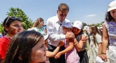 Başkan Tugay sözünü tuttu, çocukların yüzü güldü 