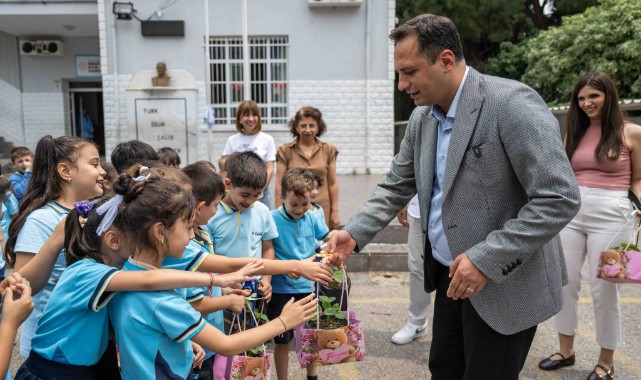 Bornovalı minik eller toprakla buluşuyor