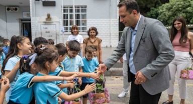 Bornovalı minik eller toprakla buluşuyor