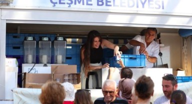 Çeşme'de aşure lokması paylaşıldı