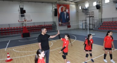 Çiğli Atatürk Kapalı Spor Salonu Yenilenen Yüzüyle Sporculara Kapılarını Açtı