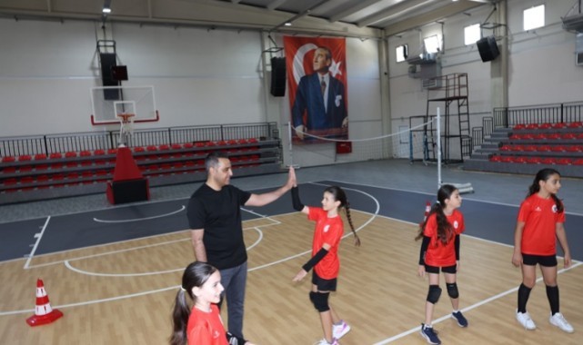 Çiğli Atatürk Kapalı Spor Salonu Yenilenen Yüzüyle Sporcular