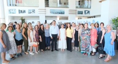 Dikili’de sanat rüzgarı: 7’den 70’e tüm kursiyerler yıl sonu coşkusunda buluştu