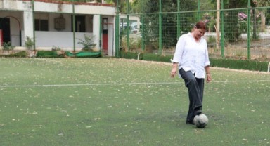 Halı Saha Foça Belediyespor’a Kazandırılıyor
