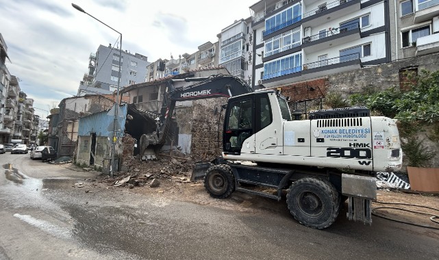 Konak’ta metruk bina yıkımları tam gaz