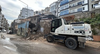 Konak’ta metruk bina yıkımları tam gaz