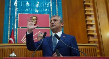 Özgür Özel TBMM Önünde Toplanan Partililere Seslendi: Onurlu İnsanlar Çıkar ve Oyunu Bozar