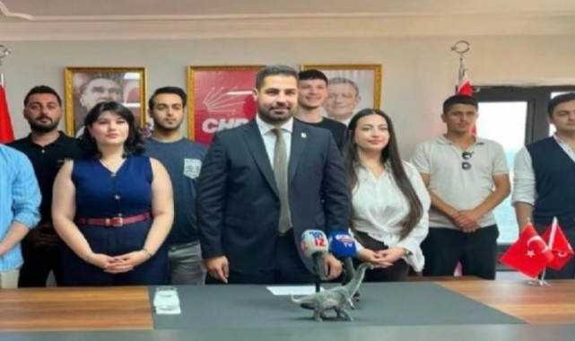 CHP'li gençlerden Rıfat Nalbantoğlu'na tepki! Masada bulunan 'dinazor' dikkat çekti