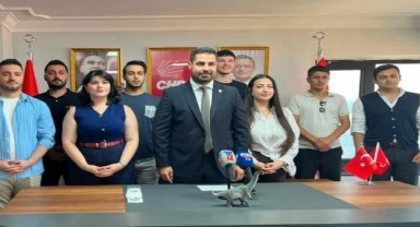 CHP'li gençlerden Rıfat Nalbantoğlu'na tepki! Masada bulunan 'dinazor' dikkat çekti