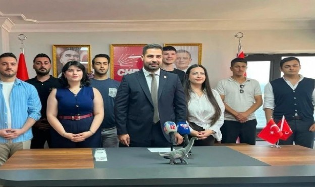 CHP'li gençlerden Rıfat Nalbantoğlu'na tepki! Masada bulunan 'dinazor' dikkat çekti