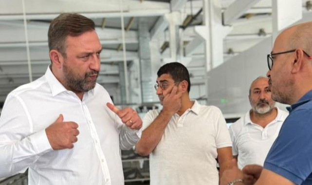 Gümrükçü Dikiş Makinesinin Başına Geçti: