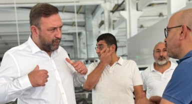 Gümrükçü Dikiş Makinesinin Başına Geçti: