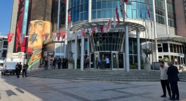 İzmit Belediyesi'ne Operasyon: Belediye Başkanı Fatma Kaplan Hürriyet Gözaltına Alındı