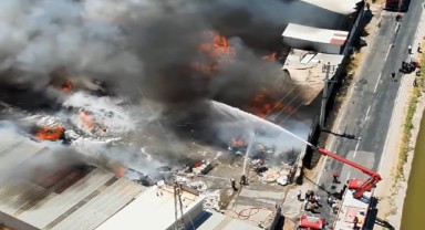 Menemen’deki geri dönüşüm tesisi yangınına yoğun müdahale