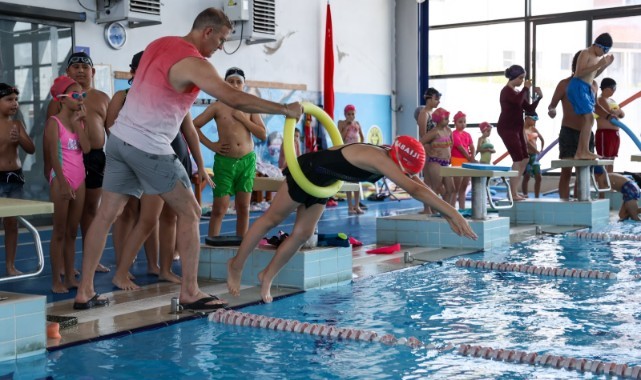 Minik yüzücüler Buca'da yetişiyor