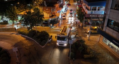 Seferihisar'da kapsamlı yol yıkama çalışmaları aralıksız sürüyor