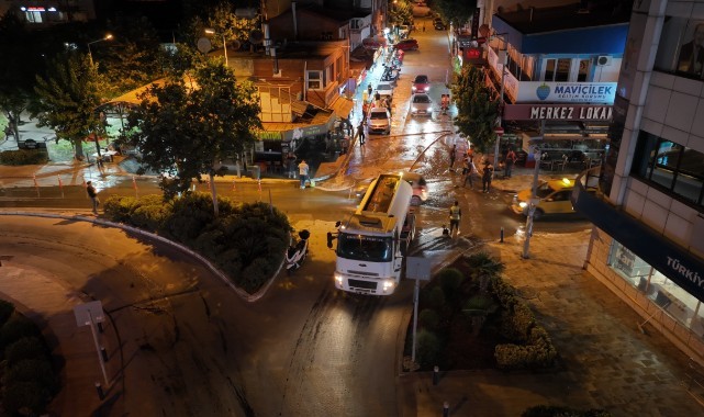 Seferihisar'da kapsamlı yol yıkama çalışmaları aralıksız sürüyor