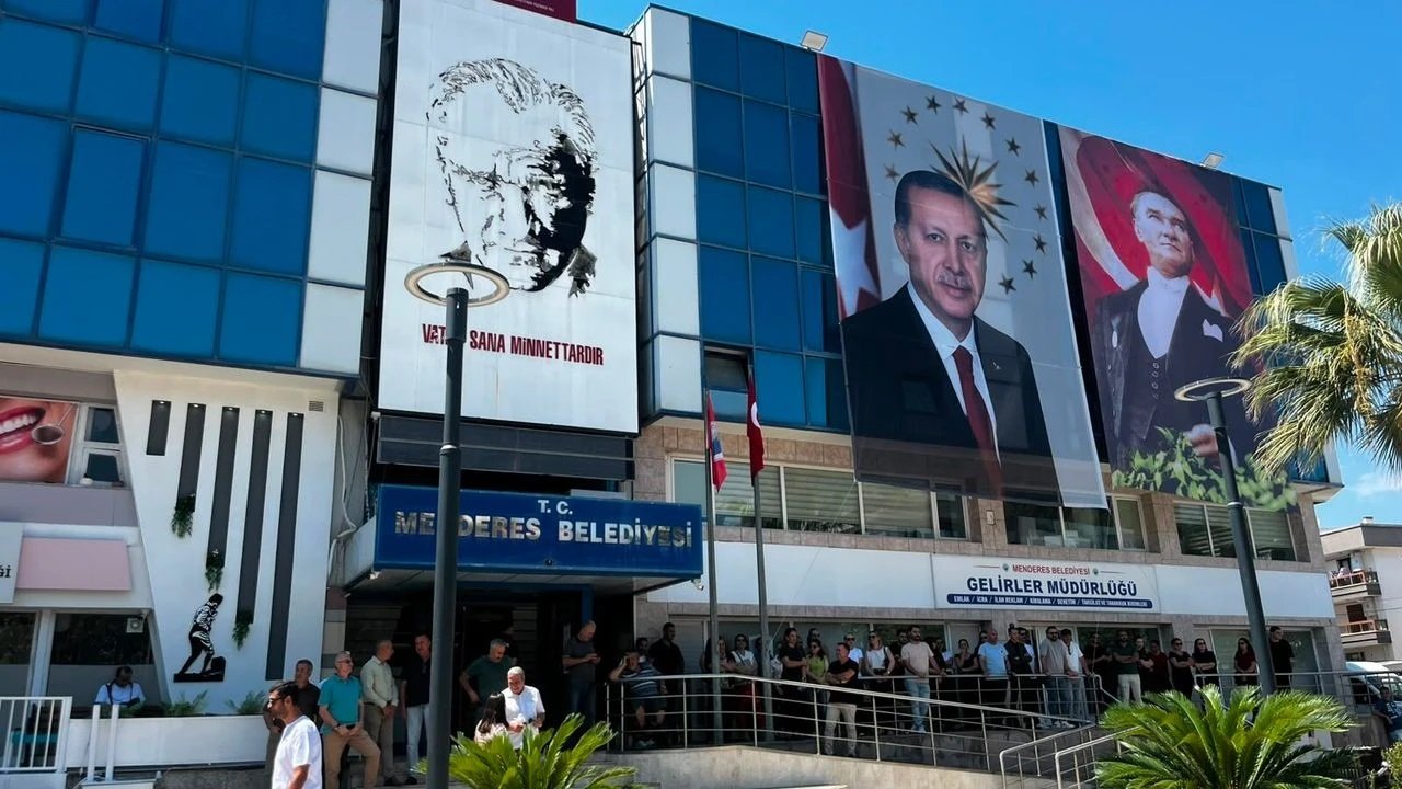 Menderes Belediyesi'ne Erdoğan'ın fotoğrafı asıldı